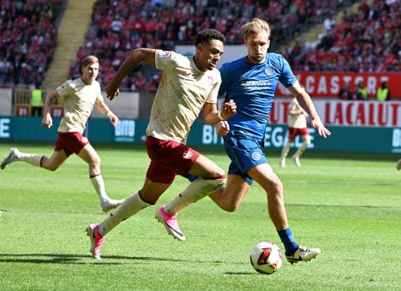 Fussball - 2. Bundesliga - Saison 2026 27 1. FC Kaiserslautern 19.09.2026 Fritz-Walter-Stadion 1. FC Kaiserslautern (fck) - Eintracht Braunschweig (bs) 1:0 Thierry TAZAMETA (1. FC Kaiserslautern), li - Noah KATTENBACH (Eintracht Braunschweig) 1. FC Kaiserslautern