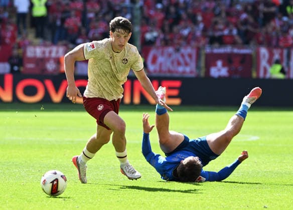 Fussball - 2. Bundesliga - Saison 2026 27 1. FC Kaiserslautern 19.09.2026 Fritz-Walter-Stadion 1. FC Kaiserslautern (fck) - Eintracht Braunschweig (bs) 1:0 Leon ROBINSON (1. FC Kaiserslautern), li - Samuele DI BENEDETTO (Eintracht Braunschweig) 1. FC Kaiserslautern