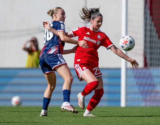 Kampf um den Ball Zweikampf zwischen Sophie Nachtigall (1. FC Koeln, 30) und Sarah Zadrazil (FC Bayern Muenchen Frauen, 25) GER, FC Bayern Muenchen Frauen vs. 1. FC Koeln, Fussball, Google Pixel Frauen-Bundesliga, 5. Spieltag, Saison 2026 2027, 19.09.2026 (DFL DFB REGULATIONS PROHIBIT ANY USE OF PHOTOGRAPHS as IMAGE SEQUENCES and or QUASI-VIDEO). Foto: HMB Media Heike Feiner Copyright: HMBxMedia HeikexFeiner
