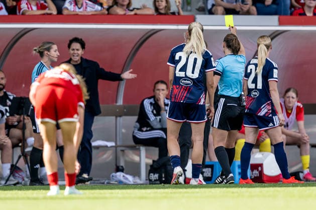 Selina Menzel (Schiedsrichterin) mit einer gelben Karte Verwarnung gegen die Koelner Bank, mutmasslich gegen Britta Carlson (Chef-Trainerin, ,1. FC Koeln) GER, FC Bayern Muenchen Frauen vs. 1. FC Koeln, Fussball, Google Pixel Frauen-Bundesliga, 5. Spieltag, Saison 2026 2027, 19.09.2026 (DFL DFB REGULATIONS PROHIBIT ANY USE OF PHOTOGRAPHS as IMAGE SEQUENCES and or QUASI-VIDEO). Foto: HMB Media Heike Feiner Copyright: HMBxMedia HeikexFeiner