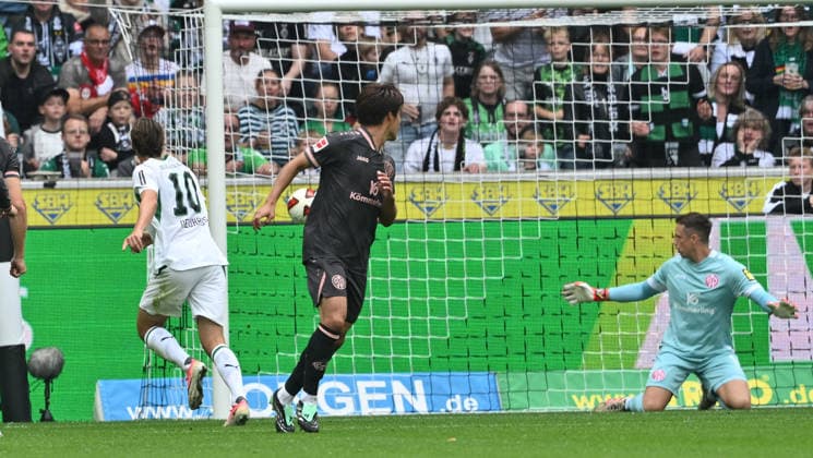 19.09.2026; Moenchengladbach; Fussball, Herren, Saison 2026 2027, Borussia Moenchengladbach vs. 1. FSV Mainz 05 Tor zum 1-0; Florian Neuhaus (Gladbach, li., 10) trifft zum 1-0 DFL regulations prohibit any use of photographs as image sequences and or quasi-video. ista-Borussia-Park Nordrhein-Westfalen Deutschland