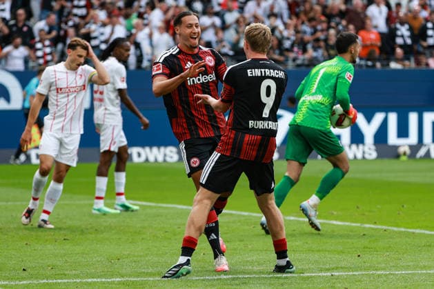 Fußball 1. Bundesliga - Eintracht Frankfurt - SC Freiburg am 19.09.2026 im Deutsche Bank Park in Frankfurt Jubel, Torjubel, Torschuetze, Torschütze Younes Ebnoutalib (Frankfurt 11) jubelt nach seinem Tor zum 1 zu 0 mit Jonathan Jonny Burkardt (Frankfurt 9)