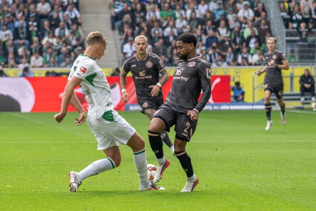 Zweikampf zwischen Jan Leszczynski (Borussia Moenchengladbach, 05) und Phillipp Mwene (1. FSV Mainz 05, 02). Borussia Moenchengladbach vs. 1. FSV Mainz 05, Fussball, 1. Bundesliga, 04. Spieltag, Saison 2026 2027, 19.09.2026 DFL DFB Regulations prohibit any use of Photographs as image sequences and or Quasivideo Borussia Moenchengladbach vs. 1. FSV Mainz 05, Fussball, 1. Bundesliga, 04. Spieltag, Saison 2026 2027, 19.09.2026 Moenchengladbach Copyright: xEibner-Pressefoto ThomasxHaeslerx EP_THR
