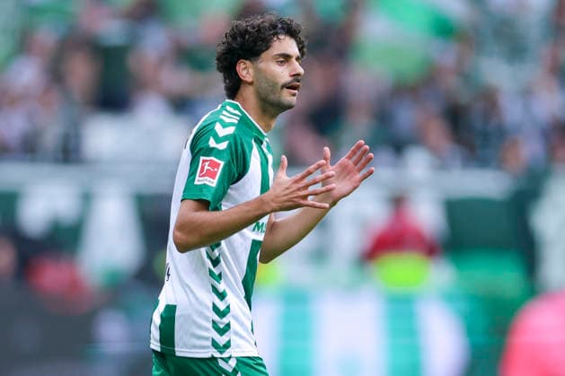 Eren Dinkci (Werder Bremen) gestikuliert waehrend des spiels der 1. Bundesliga zwischen SV Werder Bremen und FC Augsburg, Weserstadion am 19. September 2026 in Bremen, Deutschland. (Foto von Marco Steinbrenner DeFodi Images) +++ Eren Dinkci (Werder Bremen) gestures during the Bundesliga match between SV Werder Bremen and FC Augsburg at Weserstadion on September 19, 2026 in Bremen, Germany. (Photo by Marco Steinbrenner DeFodi Images) DFB DFL REGULATIONS PROHIBIT ANY USE OF PHOTOGRAPHS AS IMAGE SEQUENCES AND OR QUASI-VIDEO. (Photo by Marco Steinbrenner DeFodi Images) -
