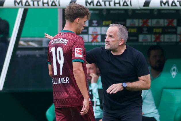Robin Fellhauer (FC Augsburg) und Trainer Manuel Baum (FC Augsburg) unterhalten sich waehrend des spiels der 1. Bundesliga zwischen SV Werder Bremen und FC Augsburg, Weserstadion am 19. September 2026 in Bremen, Deutschland. (Foto von Marco Steinbrenner DeFodi Images) +++ Robin Fellhauer (FC Augsburg) und Trainer Manuel Baum (FC Augsburg) talk together during the Bundesliga match between SV Werder Bremen and FC Augsburg at Weserstadion on September 19, 2026 in Bremen, Germany. (Photo by Marco Steinbrenner DeFodi Images) DFB DFL REGULATIONS PROHIBIT ANY USE OF PHOTOGRAPHS AS IMAGE SEQUENCES AND OR QUASI-VIDEO. (Photo by Marco Steinbrenner DeFodi Images) -