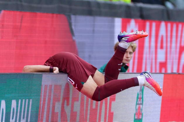 Sport Bilder des Tages Mert Koemuer (FC Augsburg) liegt auf einer Werbebande und schaut auf den Boden waehrend des spiels der 1. Bundesliga zwischen SV Werder Bremen und FC Augsburg, Weserstadion am 19. September 2026 in Bremen, Deutschland. (Foto von Marco Steinbrenner DeFodi Images) +++ Mert Koemuer (FC Augsburg) is lying on a advertising hoarding and looking at the floor during the Bundesliga match between SV Werder Bremen and FC Augsburg at Weserstadion on September 19, 2026 in Bremen, Germany. (Photo by Marco Steinbrenner DeFodi Images) DFB DFL REGULATIONS PROHIBIT ANY USE OF PHOTOGRAPHS AS IMAGE SEQUENCES AND OR QUASI-VIDEO. (Photo by Marco Steinbrenner DeFodi Images) -