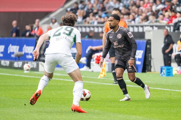 Zweikampf zwischen Joe Scally (Borussia Moenchengladbach, 29) und Phillipp Mwene (1. FSV Mainz 05, 02). Borussia Moenchengladbach vs. 1. FSV Mainz 05, Fussball, 1. Bundesliga, 04. Spieltag, Saison 2026 2027, 19.09.2026 DFL DFB Regulations prohibit any use of Photographs as image sequences and or Quasivideo Borussia Moenchengladbach vs. 1. FSV Mainz 05, Fussball, 1. Bundesliga, 04. Spieltag, Saison 2026 2027, 19.09.2026 Moenchengladbach Copyright: xEibner-Pressefoto ThomasxHaeslerx EP_THR