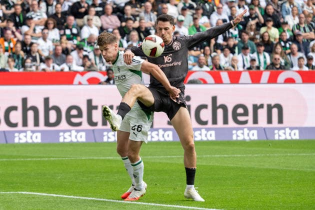 Zweikampf zwischen Lukas Ullrich (Borussia Moenchengladbach, 26) und Anthony Caci (1. FSV Mainz 05, 19). Borussia Moenchengladbach vs. 1. FSV Mainz 05, Fussball, 1. Bundesliga, 04. Spieltag, Saison 2026 2027, 19.09.2026 DFL DFB Regulations prohibit any use of Photographs as image sequences and or Quasivideo Borussia Moenchengladbach vs. 1. FSV Mainz 05, Fussball, 1. Bundesliga, 04. Spieltag, Saison 2026 2027, 19.09.2026 Moenchengladbach Copyright: xEibner-Pressefoto ThomasxHaeslerx EP_THR