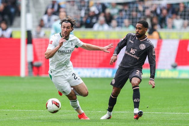 Sport Bilder des Tages Fußball 1. Bundesliga 4. Spieltag Borussia Mönchengladbach - 1. FSV Mainz 05 am 19.09.2026 im Ista-Borussia-Park in Mönchengladbach Joe Scally ( Mönchengladbach ), links - Phillipp Mwene ( Mainz ), rechts DFL regulations prohibit any use of photographs as image sequences and or quasi-video.