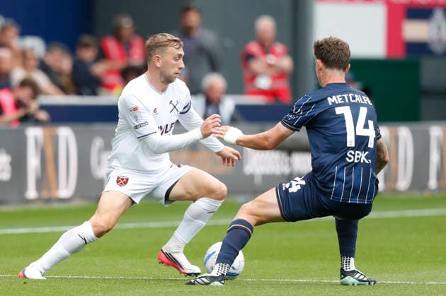 Millwall v West Ham United Sky Bet Championship Jarrod Bowen of West Ham United and Jenson Metcalfe of Millwall in action during the Sky Bet Championship match at The Den, London 19 09 2026 UK Newspapers OUT Copyright: xPaulxChestertonx FIL-23973-0142