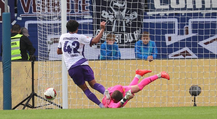 Jonathan Gomez (VfL Osnabrueck) scheitert an Torhueter Timon Weiner (Holstein Kiel) Fussball, Herren, Saison 2026 2027, 2.BL, Holstein Stadion, Holstein Kiel gegen VfL Osnabrueck, 1-1 DFL REGULATIONS PROHIBIT ANY USE OF PHOTOGRAPHS AS IMAGE SEQUENCES AND OR QUASI-VIDEO.
