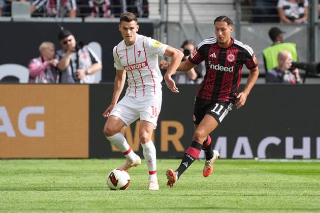 Yannik Engelhardt (SC Freiburg, 16) gegen Younes Ebnoutalib (Eintracht Frankfurt) - 19.09.2026 Bundesliga, Saison 26 27: Eintracht Frankfurt vs. SC Freiburg, Deutsche Bank Park, 4. Spieltag