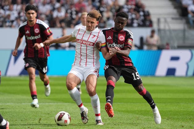 Maximilian Eggestein (SC Freiburg, 8) gegen Noel Aseko (Eintracht Frankfurt) im Zweikampf - 19.09.2026 Bundesliga, Saison 26 27: Eintracht Frankfurt vs. SC Freiburg, Deutsche Bank Park, 4. Spieltag