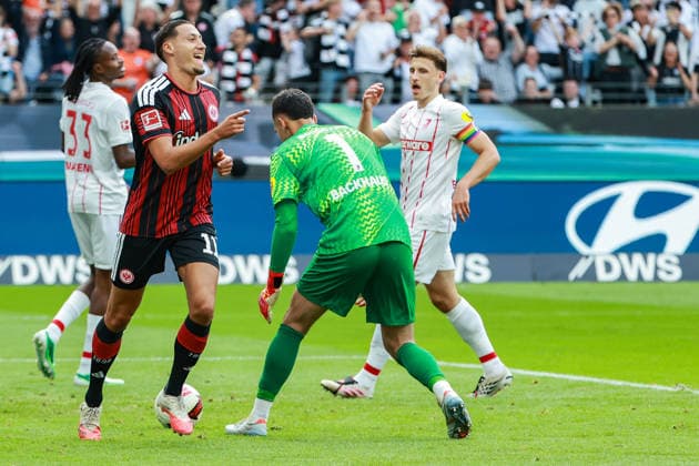 Fußball 1. Bundesliga - Eintracht Frankfurt - SC Freiburg am 19.09.2026 im Deutsche Bank Park in Frankfurt Jubel, Torjubel, Torschuetze, Torschütze Younes Ebnoutalib (Frankfurt 11) jubelt nach seinem Tor zum 1 zu 0