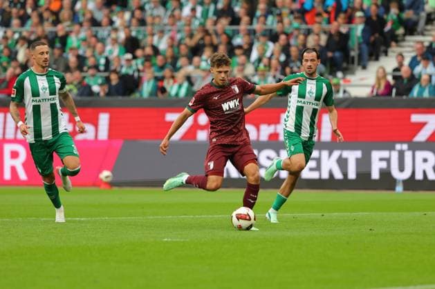 19.09.26, GER, Fussball, 1.FBL Männer, 4. Spieltag, Saison2026 2027, SV Werder Bremen vs. FC Augsburg Tor zum 0:1. Torschütze Torschuetze Robin Fellhauer (FC Augsburg 19) trifft zum 0:1 ins Tor von Torwart Karl Hein (SV Werder Bremen 01) , keine Chance für Marco Friedl (SV Werder Bremen 32) und Olivier Deman (SV Werder Bremen 02) Bremen Weserstadion Bremen Germany Copyright: xnordphotoxGmbHx xTauchnitzx