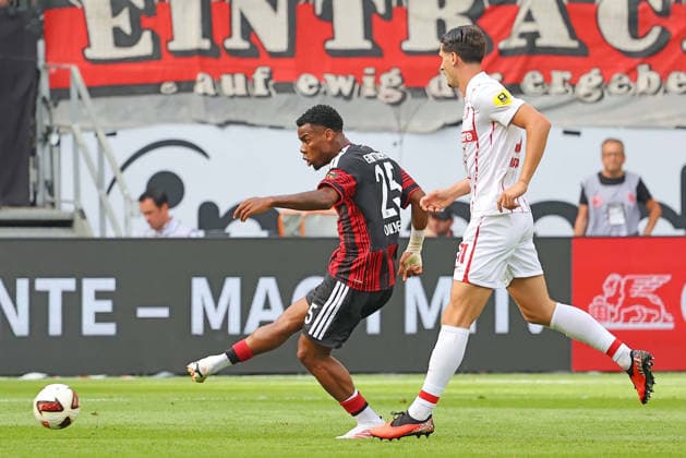 Frankfurt, Deutschland 19. September 2026: 1. BL - 2026 2027 - Sp. 4 - Eintracht Frankfurt gegen SC Freiburg Im Bild: v.li. Raphael Onyedika (Frankfurt) im Laufduell gegen Igor Matanovic (SCF). DFL DFB regulations prohibit any use of photographs as image sequences and or quasi-video Deutsche Bank Park Hessen Copyright: xFotostandx xRacochax