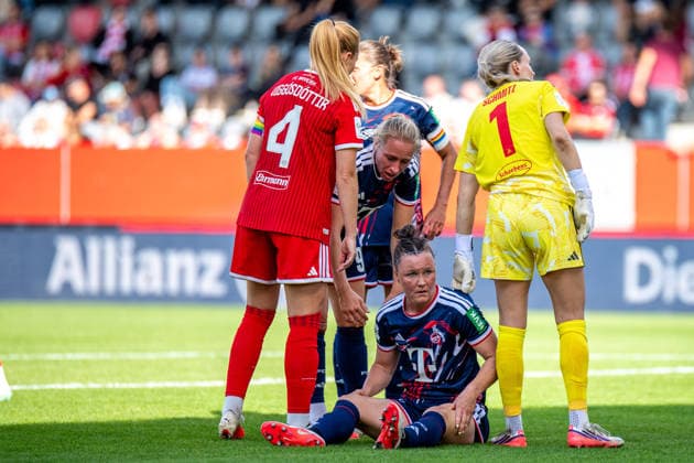 Marina Hegering (33 Köln) sitzt Verletzt im Strafraum beim Google Pixel Frauen Bundesligaspiel FC Bayern München - 1. FC Köln am 19.09.2026. München FC Bayern Campus Bayern Deutschland
