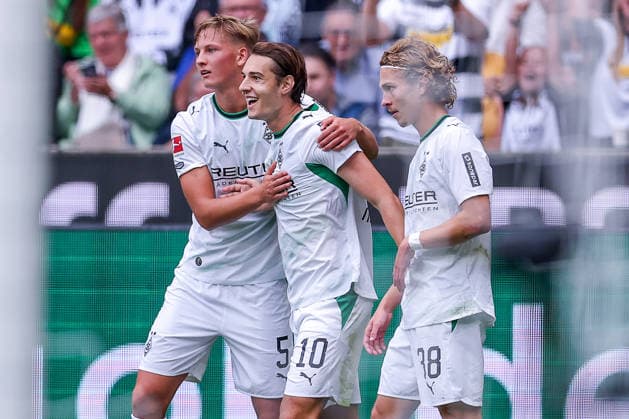 19.09.2026, Fußball, Borussia Mönchengladbach - 1. FSV Mainz 05, 1. Fußball Bundesliga, 4.Spieltag, Ista-Borussia-Park, Saison 2026 27: Torjubel nach dem Tor zum 1:0 durch Torschütze Florian Neuhaus (Borussia Mönchengladbach 10) zusammen mit Jan Leszczynski (Borussia Mönchengladbach 05) Hugo Bolin (Borussia Mönchengladbach 38) DFB regulations prohibit any use of photographs as image sequences and or quasi-video. Nordrhein-Westfalen Deutschland