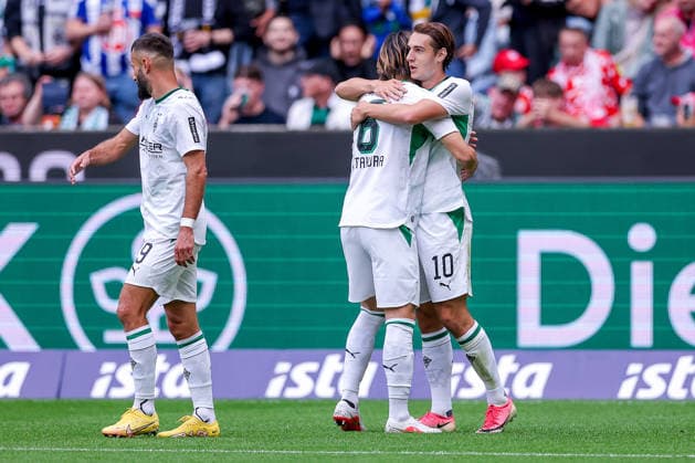 19.09.2026, Fußball, Borussia Mönchengladbach - 1. FSV Mainz 05, 1. Fußball Bundesliga, 4.Spieltag, Ista-Borussia-Park, Saison 2026 27: Torjubel nach dem Tor zum 1:0 durch Torschütze Florian Neuhaus (Borussia Mönchengladbach 10) zusammen mit Ko Itakura (Borussia Mönchengladbach 06) DFB regulations prohibit any use of photographs as image sequences and or quasi-video. Nordrhein-Westfalen Deutschland