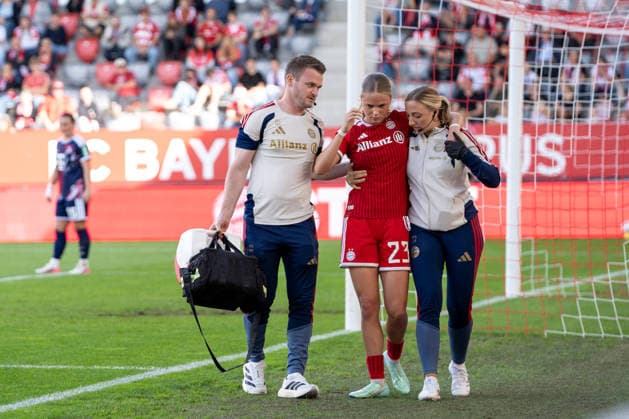 Sophie Proost (23 FC Bayern) muss verletzt vom Platz beim Google Pixel Frauen Bundesligaspiel FC Bayern München - 1. FC Köln am 19.09.2026. München FC Bayern Campus Bayern Deutschland