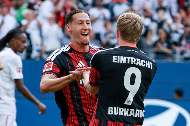 Fußball 1. Bundesliga - Eintracht Frankfurt - SC Freiburg am 19.09.2026 im Deutsche Bank Park in Frankfurt Jubel, Torjubel, Torschuetze, Torschütze Younes Ebnoutalib (Frankfurt 11) jubelt nach seinem Tor zum 1 zu 0 mit Jonathan Jonny Burkardt (Frankfurt 9)