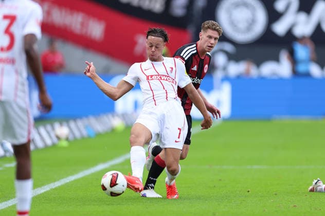 19.09.2026, Fussball Bundesliga, Eintracht Frankfurt - SC Freiburg, v.l., Derry Scherhant (SC Freiburg), Elias Baum (Eintracht Frankfurt) DFL DFB REGULATIONS PROHIBIT ANY USE OF PHOTOGRAPHS AS IMAGE SEQUENCES AND OR QUASI-VIDEO. xdcx Copyright: HMBxMedia Claus