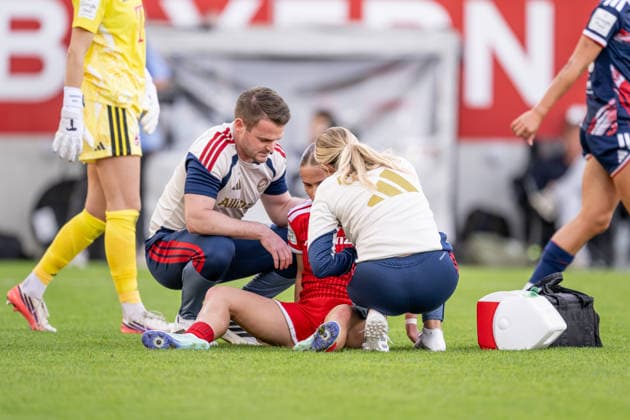 Auch Sophie Proost (FC Bayern Muenchen Frauen, 23) hat sich verletzt und muss von den Betreuern behandelt werden, sie kann in der Folge nicht mehr weiterspielen GER, FC Bayern Muenchen Frauen vs. 1. FC Koeln, Fussball, Google Pixel Frauen-Bundesliga, 5. Spieltag, Saison 2026 2027, 19.09.2026 (DFL DFB REGULATIONS PROHIBIT ANY USE OF PHOTOGRAPHS as IMAGE SEQUENCES and or QUASI-VIDEO). Foto: HMB Media Heike Feiner Copyright: HMBxMedia HeikexFeiner
