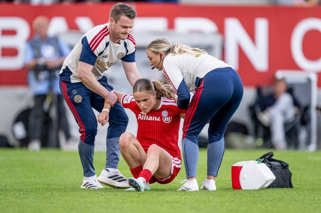 Auch Sophie Proost (FC Bayern Muenchen Frauen, 23) hat sich verletzt und muss von den Betreuern behandelt werden, sie kann in der Folge nicht mehr weiterspielen GER, FC Bayern Muenchen Frauen vs. 1. FC Koeln, Fussball, Google Pixel Frauen-Bundesliga, 5. Spieltag, Saison 2026 2027, 19.09.2026 (DFL DFB REGULATIONS PROHIBIT ANY USE OF PHOTOGRAPHS as IMAGE SEQUENCES and or QUASI-VIDEO). Foto: HMB Media Heike Feiner Copyright: HMBxMedia HeikexFeiner