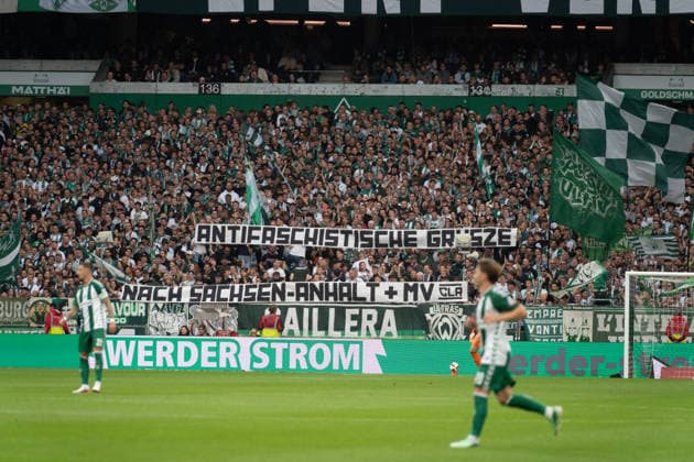 Deutschland: Fussball 1. Bundesliga, 4. Spieltag 2026 2027, Werder Bremen - FC Augsburg am 19.09.2026 in Bremen (Weserstadion): Fans, Spruchband, Fahne, Transparent Antifaschistische Grüße nach Sachsen-Anhalt und MV Copyright: xSvenxHeidmannx
