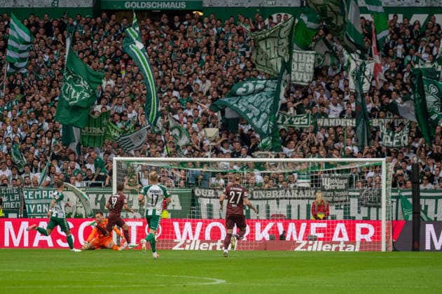 Deutschland: Fussball 1. Bundesliga, 4. Spieltag 2026 2027, Werder Bremen - FC Augsburg am 19.09.2026 in Bremen (Weserstadion): Tor zum 0:1 Robin Fellhauer (FC Augsburg, 19) Copyright: xSvenxHeidmannx