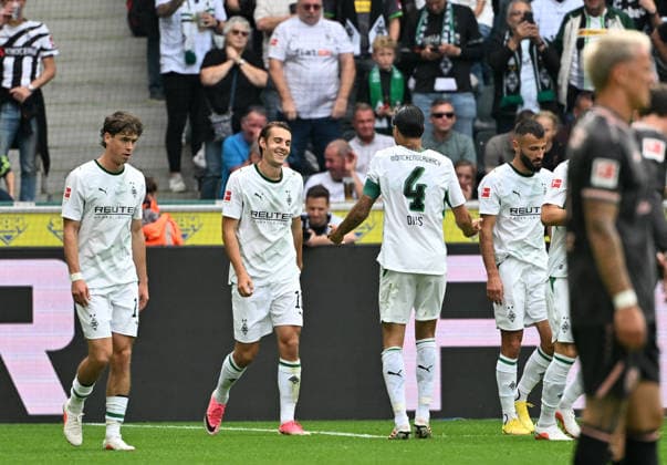 19.09.2026; Moenchengladbach; Fussball, Herren, Saison 2026 2027, Borussia Moenchengladbach vs. 1. FSV Mainz 05 Torjubel Gladbach nach dem Tor zum 1-0; 2. v. li. Torschuetze Florian Neuhaus (Gladbach) DFL regulations prohibit any use of photographs as image sequences and or quasi-video. ista-Borussia-Park Nordrhein-Westfalen Deutschland