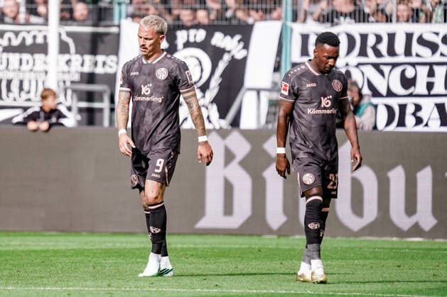 Deutschland: Fussball Saison 2026 2027 , 1. Bundesliga , 4. Spieltag , Borussia Mönchengladbach vs. 1. FSV Mainz 05 - ista-Borussia-Park (Mönchengladbach) : Phillip Tietz (1. FSV Mainz 05, 9) und Sheraldo Becker (1. FSV Mainz 05, 23) Mimik, Gesichtsausdruck, Emotion, nach dem Gegentor Mönchengladbach ista-Borussia-Park Deutschland Germany Copyright: xBennetxLongx