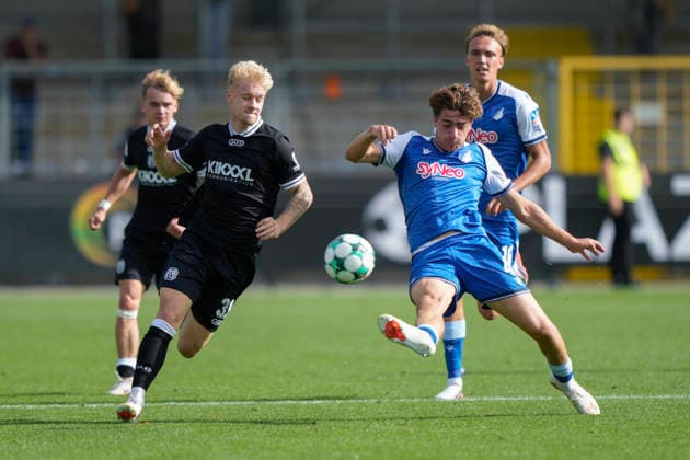 Sport Bilder des Tages 19.09.2026, Dietmar-Hopp-Stadion, Hoffenheim, GER, 3. Liga, 7. Spieltag: TSG 1899 Hoffenheim II vs SV Meppen, Luca Prasse (SV Meppen 31) vs Lars Strobl (Hoffenheim II 4) DFL REGULATIONS PROHIBIT ANY USE OF PHOTOGRAPHS AS IMAGE SEQUENCES AND OR QUASI-VIDEO. Hoffenheim Baden-Württemberg Dietmar-Hopp-Stadion