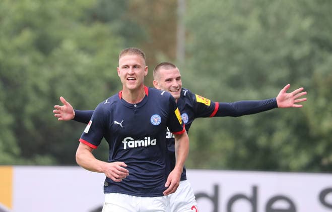 Torjubel 1-0 durch Phil Harres (Holstein Kiel), es freut sich dahinter David Zec (Holstein Kiel) Fussball, Herren, Saison 2026 2027, 2.BL, Holstein Stadion, Holstein Kiel gegen VfL Osnabrueck, 1-1 DFL REGULATIONS PROHIBIT ANY USE OF PHOTOGRAPHS AS IMAGE SEQUENCES AND OR QUASI-VIDEO.