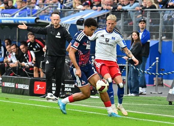 19.09.2026,GER Fußball, Männer, 1.BL, Spieltag 4 , Saison 2026 2027, Hamburg, Hamburger SV vs 1.FC Köln Albert Grönbaek (HSV 11) versucht sich gegen Jahmai Simpson-Pusey (Koeln 22) durchzusetzen DFB DFL regulations prohibit any use of photographs as image sequences and or quasi-video) Hamburg Volksparkstadion Hamburg Deutschland Copyright: xnordphotoxGmbH xWitkex