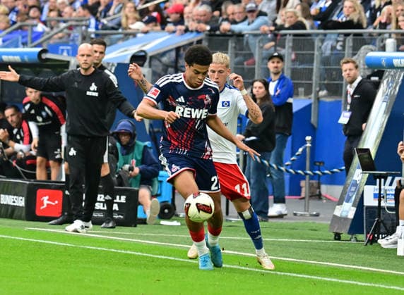19.09.2026,GER Fußball, Männer, 1.BL, Spieltag 4 , Saison 2026 2027, Hamburg, Hamburger SV vs 1.FC Köln Albert Grönbaek (HSV 11) versucht sich gegen Jahmai Simpson-Pusey (Koeln 22) durchzusetzen DFB DFL regulations prohibit any use of photographs as image sequences and or quasi-video) Hamburg Volksparkstadion Hamburg Deutschland Copyright: xnordphotoxGmbH xWitkex