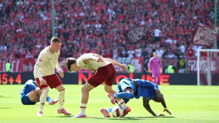 19.09.2026, xrekx, Fussball 2.Bundesliga, 1.FC Kaiserslautern - Eintracht Braunschweig v.l. Marlon Ritter (1.FC Kaiserslautern) Leon Robinson (1.FC Kaiserslautern) Aaron Opoku (Eintracht Braunschweig) Zweikampf, Aktion, action, battle for the ball (DFL DFB REGULATIONS PROHIBIT ANY USE OF PHOTOGRAPHS as IMAGE SEQUENCES and or QUASI-VIDEO) Kaiserslautern