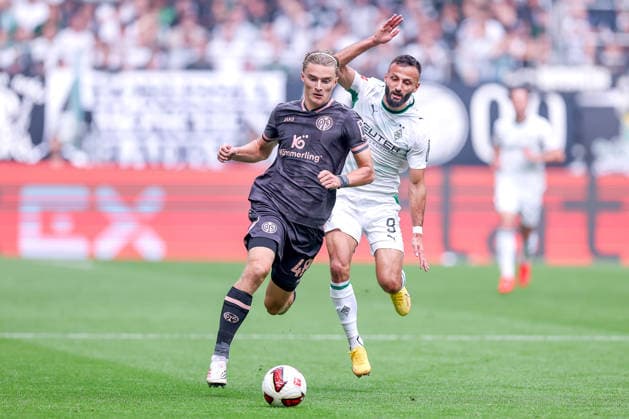 19.09.2026, Fußball, Borussia Mönchengladbach - 1. FSV Mainz 05, 1. Fußball Bundesliga, 4.Spieltag, Ista-Borussia-Park, Saison 2026 27: Kacper Potulski (1.FSV Mainz 05 48) im Zweikampf gegen Franck Honorat (Borussia Mönchengladbach 09) DFB regulations prohibit any use of photographs as image sequences and or quasi-video. Nordrhein-Westfalen Deutschland