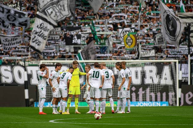 19.09.2026, GER, Fussball, Herren, Bundesliga , 1. Bundesliga, Saison 2026 2027, VfL Borussia Mönchengladbach - FSV Mainz 05 VfL Borussia Mönchengladbach bilden einen Teamkreis vor der Nordkurve Copyright: xSvenxHanischx