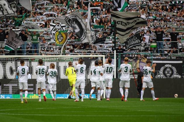 19.09.2026, GER, Fussball, Herren, Bundesliga , 1. Bundesliga, Saison 2026 2027, VfL Borussia Mönchengladbach - FSV Mainz 05 VfL Borussia Mönchengladbach geht vor dem Spiel zu den Fans Copyright: xSvenxHanischx