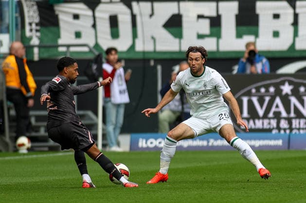 19.09.2026, GER, Fussball, Herren, Bundesliga , 1. Bundesliga, Saison 2026 2027, VfL Borussia Mönchengladbach - FSV Mainz 05 Phillipp Mwene (M05) und Joe Scally (BMG) im Kampf um den Ball Copyright: xSvenxHanischx