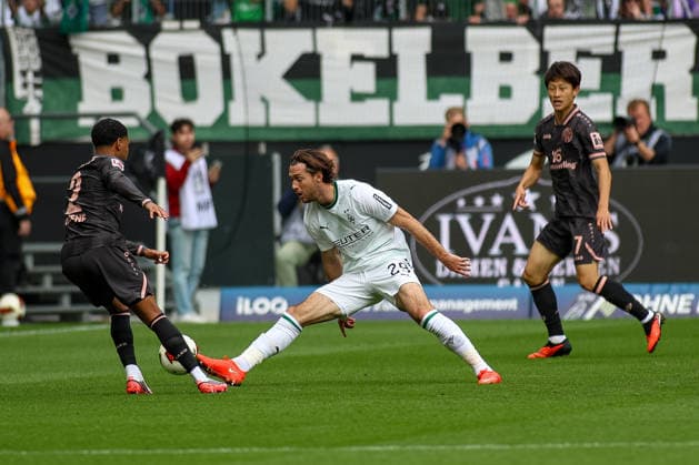 19.09.2026, GER, Fussball, Herren, Bundesliga , 1. Bundesliga, Saison 2026 2027, VfL Borussia Mönchengladbach - FSV Mainz 05 Phillipp Mwene (M05) und Joe Scally (BMG) im Kampf um den Ball Copyright: xSvenxHanischx