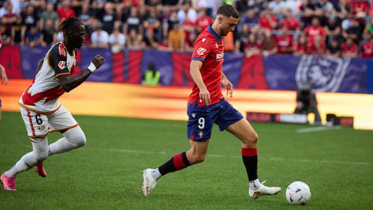 LaLiga EASports 2026 27 CA Osasuna v Rayo Vallecano Raul Garcia (9. OSA) (R) dribbles past Pathe Ciss (6. RAY) (L) during the football match of LaLiga EA Sports between CA Osasuna and Rayo Vallecano played at El Sadar stadium in Pamplona (Spain) on Sep 19 2026. Credit: Inigo Alzugaray Agencia LOF Pamplona LaLiga EASports 2026 27 CA Osasuna v Rayo Vallecano Copyright: xINIGOxALZUGARAYx