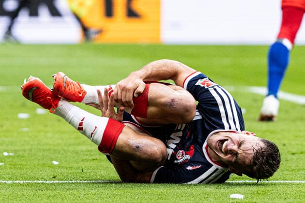 Sport Bilder des Tages 1. Fußball Bundesliga: Hamburger SV - 1. FC Köln; 19.09.2026 Thijs Dallinga (1. FC Köln, 27) liegt auf dem rasen nach der Zweikampf 1. Fußball Bundesliga 4. Spieltag: Hamburger SV - 1. FC Köln; Volksparkstadion, Hamburg; 19.09.2026 DFL regulations prohibit any use of photographs as image sequences and or quasi video. Copyright: xBEAUTIFULxSPORTS Buriakovx