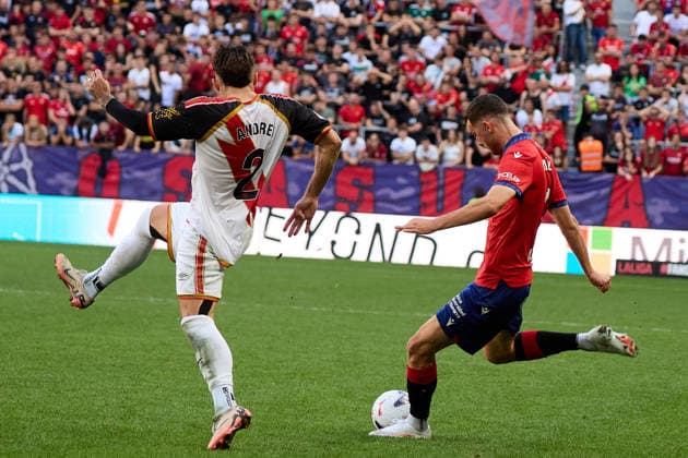 LaLiga EASports 2026 27 CA Osasuna v Rayo Vallecano Raul Garcia (9. OSA) (R) crosses the ball under pressure from Andrei Ratiu (2. RAY) (L) during the football match of LaLiga EA Sports between CA Osasuna and Rayo Vallecano played at El Sadar stadium in Pamplona (Spain) on Sep 19 2026. Credit: Inigo Alzugaray Agencia LOF Pamplona LaLiga EASports 2026 27 CA Osasuna v Rayo Vallecano Copyright: xINIGOxALZUGARAYx