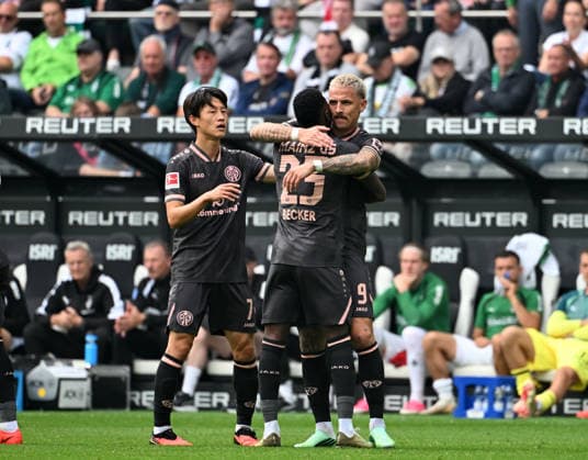 19.09.2026; Moenchengladbach; Fussball, Herren, Saison 2026 2027, Borussia Moenchengladbach vs. 1. FSV Mainz 05 Torjubel Mainz nach dem Tor zum 1-1 bei v. li. Jae-sung Lee (Mainz), Sheraldo Becker (Mainz), Torschuetze Phillip Tietz (Mainz) DFL regulations prohibit any use of photographs as image sequences and or quasi-video. ista-Borussia-Park Nordrhein-Westfalen Deutschland