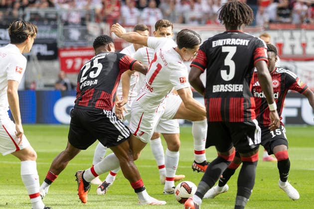 1. Fussball Bundesliga: Eintracht Frankfurt - SC Freiburg, 19.09.2026 Raphael Onyedika (Eintracht Frankfurt 25) und Igor Matanovic (SC Freiburg 31) im Zweikampf um den Ball, Eintracht Frankfurt - SC Freiburg, Frankfurt, Deutsche Bank Park, 19.9.2026 Copyright: xBEAUTIFULxSPORTS Gawlikx