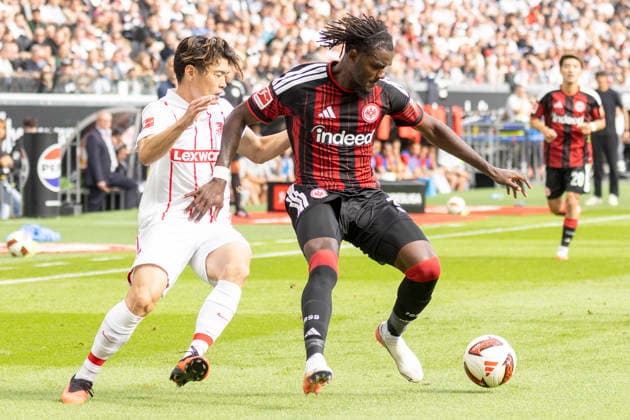 1. Fussball Bundesliga: Eintracht Frankfurt - SC Freiburg, 19.09.2026 Lilian Brassier (Eintracht Frankfurt 3) und Yuito Suzuki (SC Freiburg 14) im zweikampf um den Ball,Eintracht Frankfurt - SC Freiburg, Frankfurt, Deutsche Bank Park, 19.9.2026 Copyright: xBEAUTIFULxSPORTS Gawlikx