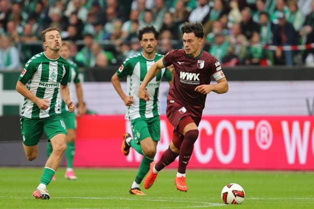 19.09.26, GER, Fussball, 1.FBL Männer, 4. Spieltag, Saison2026 2027, SV Werder Bremen vs. FC Augsburg Fabian Rieder (FC Augsburg 32) im Laufduell mit Youri Regeer (SV Werder Bremen 44) und Eren Dinkci Eren Dinkci (SV Werder Bremen 18) Bremen Weserstadion Bremen Germany Copyright: xnordphotoxGmbHx xTauchnitzx