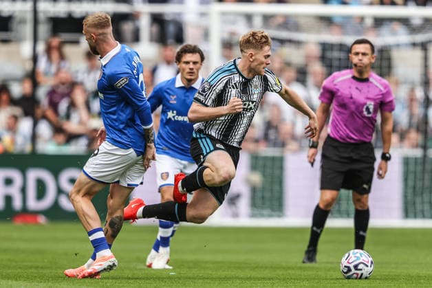 Premier League Newcastle Untied v Hull City Harvey Barnes of Newcastle United is fouled by Oliver McBurnie of Hull City during the Premier League match Newcastle Untied vs Hull City at St. James s Park, Newcastle, United Kingdom on 19 September 2026 (Photo by Alfie Cosgrove News Images) Newcastle St. James s Park Tyne and Wear United Kingdom Copyright: xAlfiexCosgrove NewsxImagesx